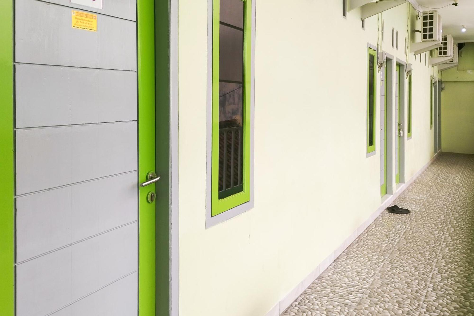 Reddoorz Syariah At Shakira Alesha Enggal Hotel Bandar Lampung Exterior foto