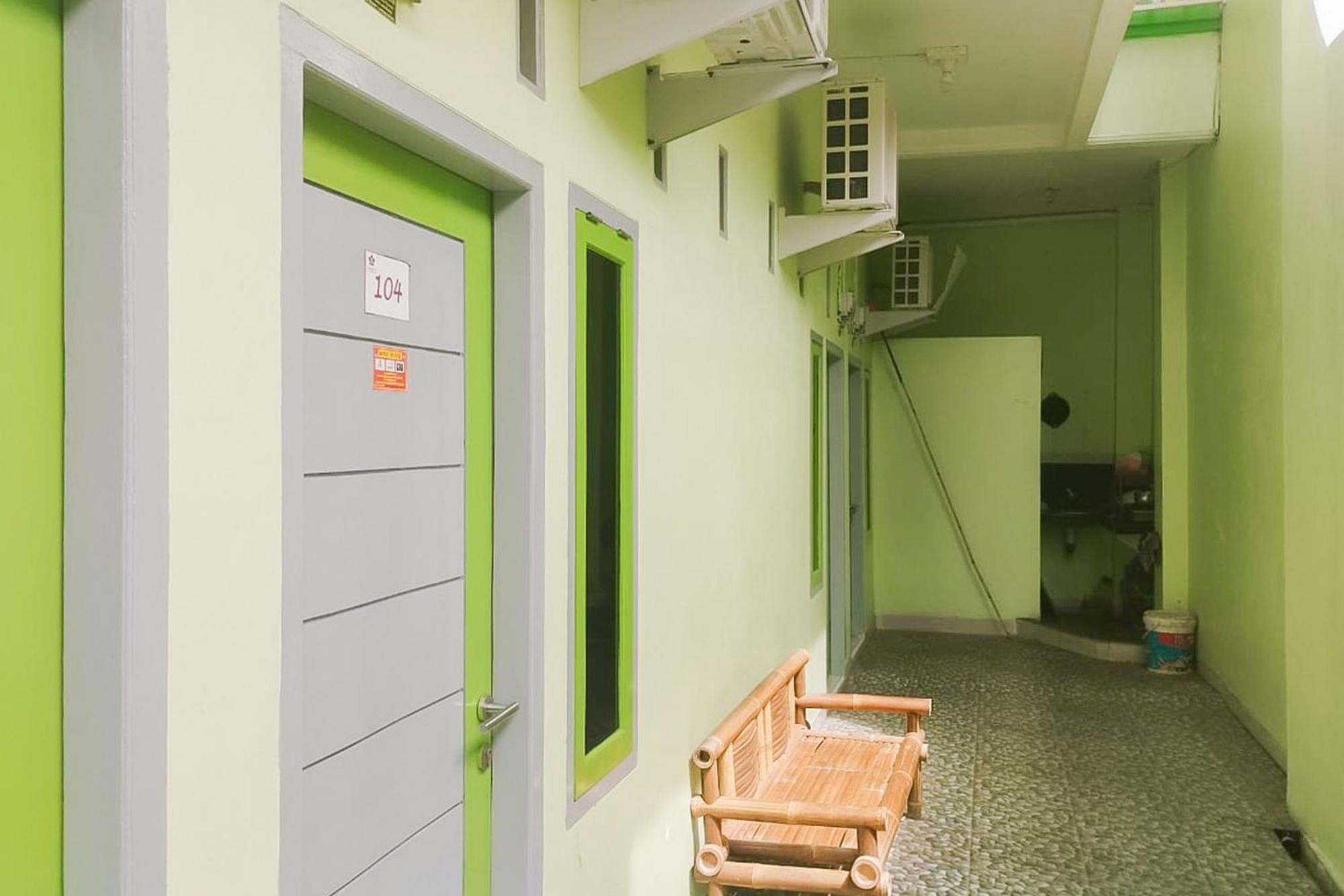 Reddoorz Syariah At Shakira Alesha Enggal Hotel Bandar Lampung Exterior foto
